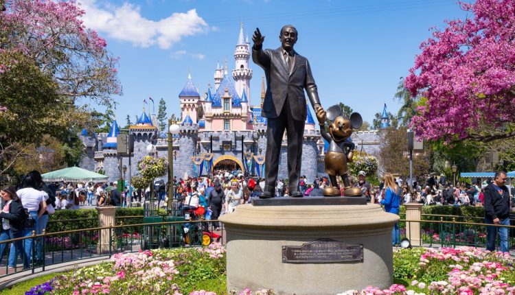 Disneyland Performers Vote to Unionize